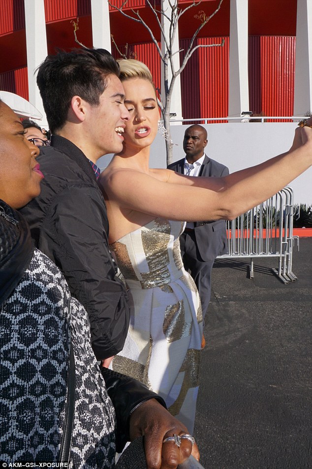 Katy Perry’s fan club members react when finally meeting their idol at iHeart Awards as she poses for selfies