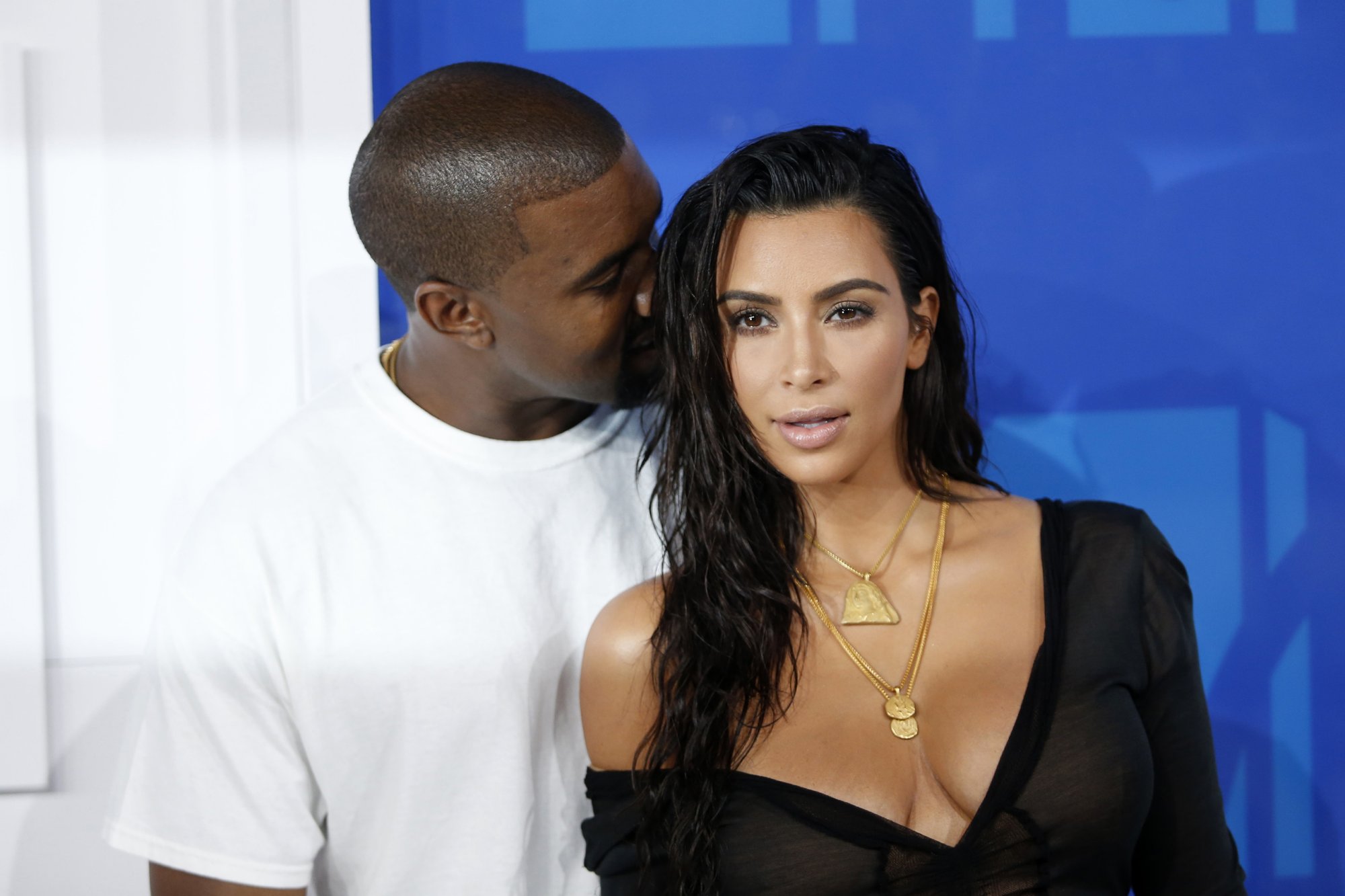 Kim Kardashian THANKS Paparazzi after Paris Robbery… WEIRD?