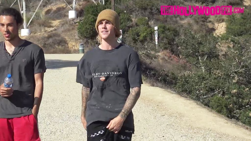 Justin Bieber Kicks a Freestyle with Paparazzi